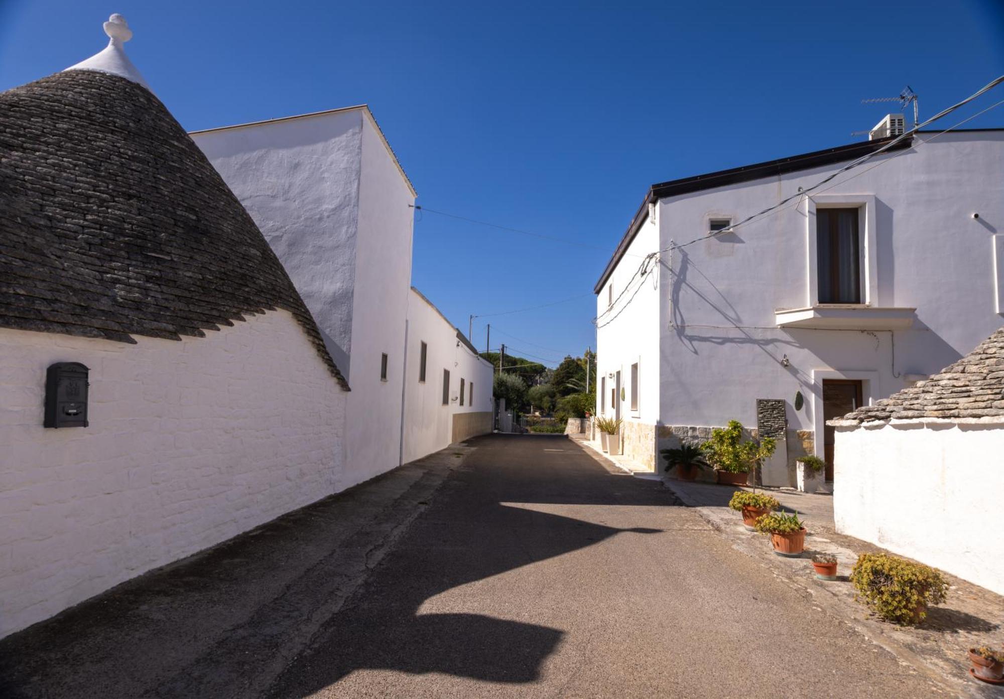 Villa With Trullo And Pool, Alberobello Exterior foto